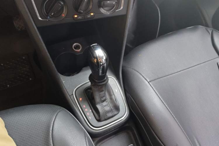 Used Volkswagen Polo 2014 1.6L Automatic Comfort Edition Gear Lever