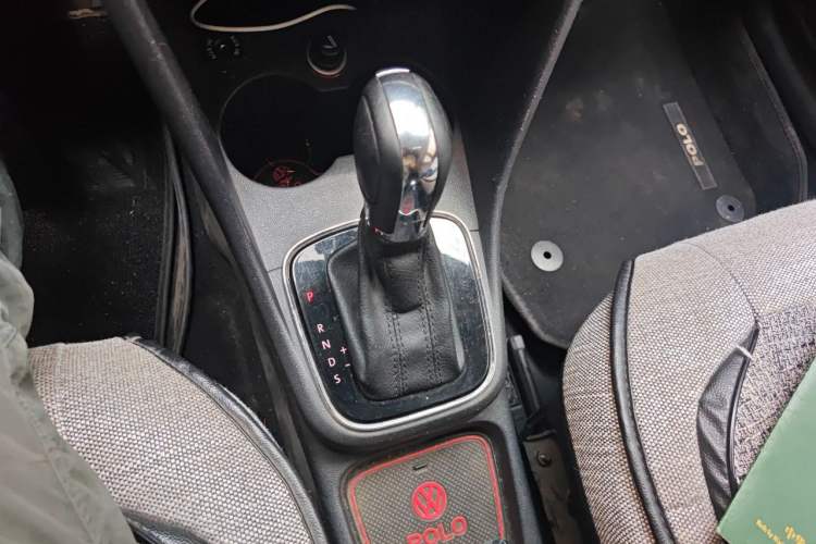 Used Volkswagen Polo 2014 1.6L Automatic Luxury Edition Gear Lever