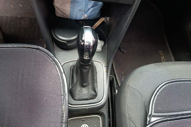 Used Volkswagen Polo 2014 1.6L Automatic Comfort Edition Gear Lever