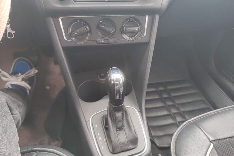 Used Volkswagen Polo 2014 1.6L Automatic Comfort Edition Gear Lever