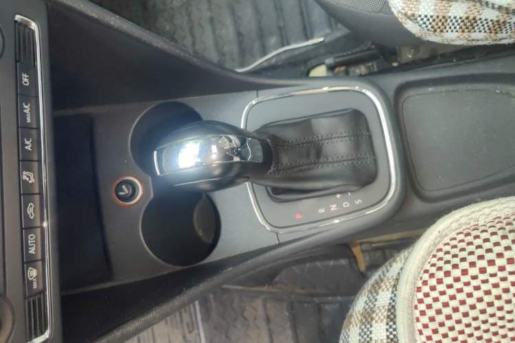 Used Volkswagen Polo 2014 1.4L Automatic Comfort Edition Gear Lever