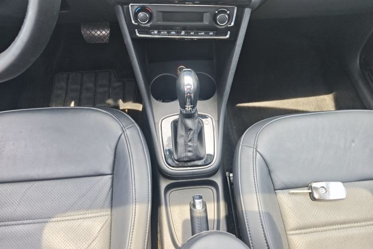 Used Volkswagen Polo 2014 1.6L Automatic Luxury Edition Gear Lever