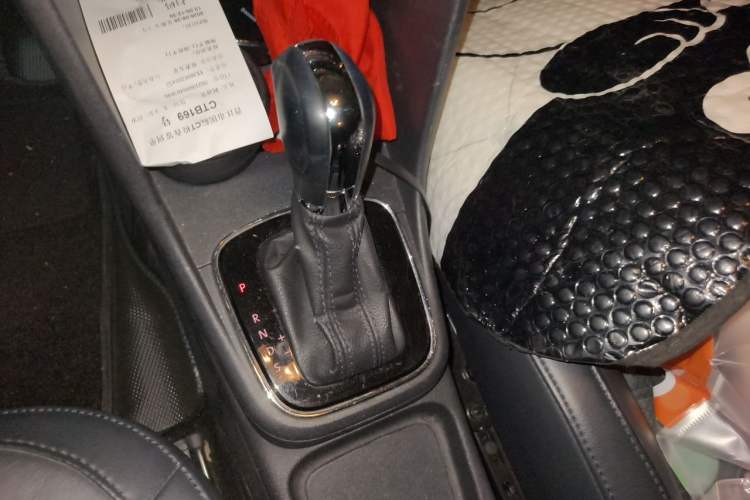 Used Volkswagen Polo 2014 1.6L Automatic Luxury Edition Gear Lever