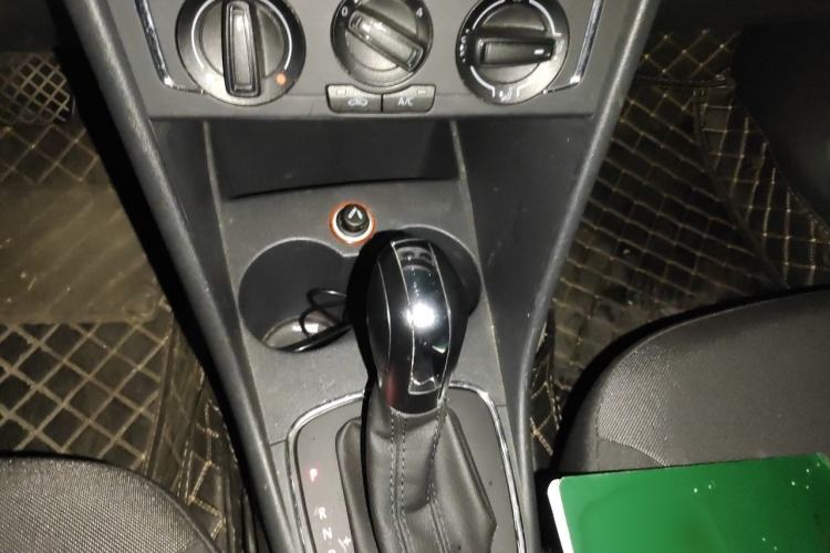 Used Volkswagen Polo 2014 1.6L Automatic Comfort Edition Gear Lever