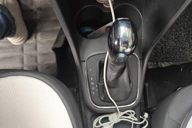 Used Volkswagen Polo 2014 1.6L Automatic Comfort Edition Gear Lever