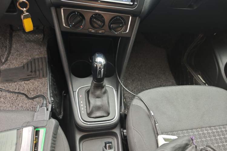 Used Volkswagen Polo 2014 1.6L Automatic Comfort Edition Gear Lever