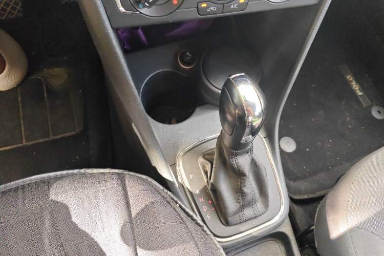 Used Volkswagen Polo 2014 1.6L Automatic Comfort Edition Gear Lever