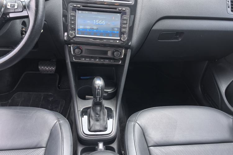 Used Volkswagen Polo 2014 1.6L Automatic Luxury Edition Gear Lever