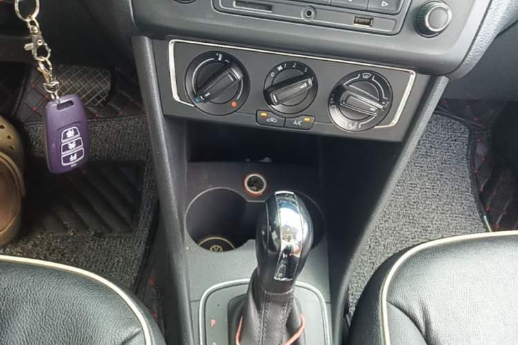 Used Volkswagen Polo 2014 1.4L Automatic Comfort Edition Gear Lever