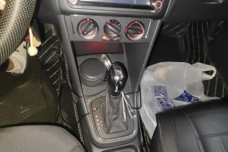 Used Volkswagen Polo 2014 1.6L Automatic Comfort Edition Gear Lever