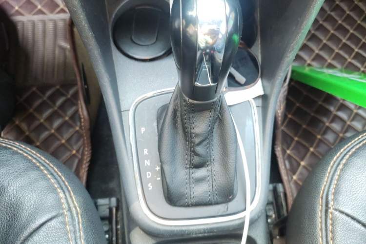Used Volkswagen Polo 2014 1.6L Automatic Comfort Edition Gear Lever