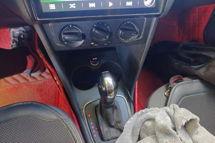 Used Volkswagen Polo 2014 1.6L Automatic Comfort Edition Gear Lever