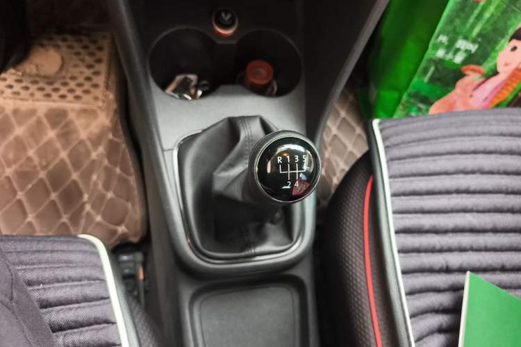Used Volkswagen Polo 2014 1.4L Manual Fashion Edition Gear Lever