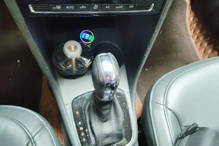 Used Volkswagen Polo 2014 1.6L Automatic Luxury Edition Gear Lever