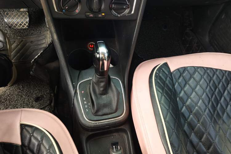 Used Volkswagen Polo 2014 1.4L Automatic Comfort Edition Gear Lever