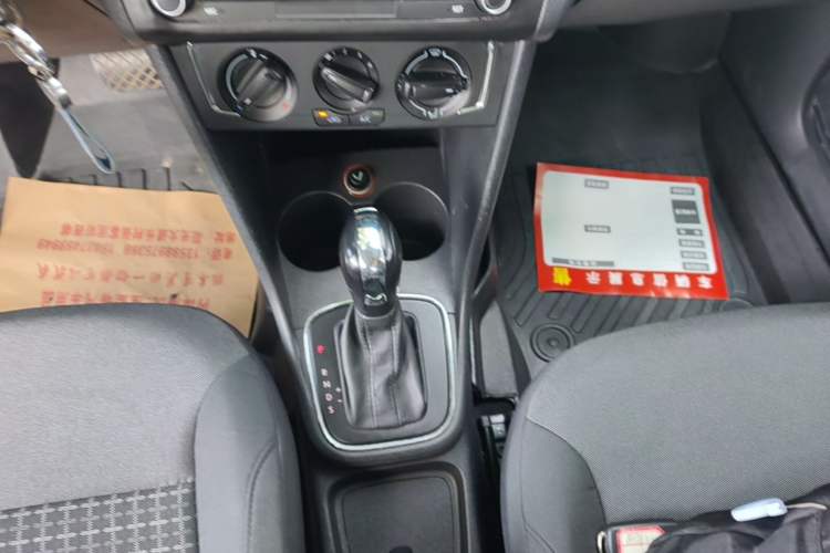 Used Volkswagen Polo 2014 1.4L Automatic Comfort Edition Gear Lever
