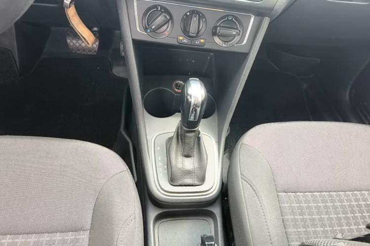 Used Volkswagen Polo 2014 1.6L Automatic Comfort Edition Gear Lever