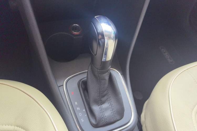 Used Volkswagen Polo 2014 1.6L Automatic Comfort Edition Gear Lever