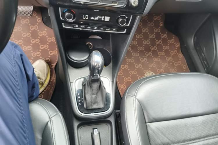 Used Volkswagen Polo 2014 1.6L Automatic Luxury Edition Gear Lever