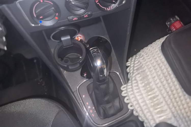 Used Volkswagen Polo 2014 1.6L Automatic Comfort Edition Gear Lever