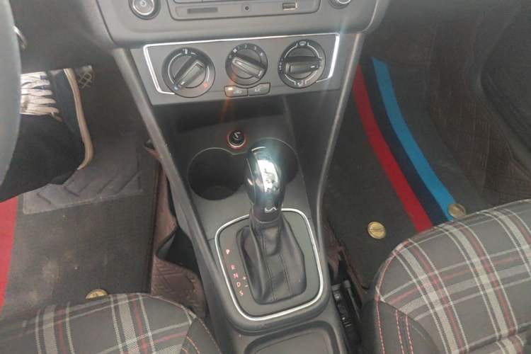 Used Volkswagen Polo 2014 1.6L Automatic Comfort Edition Gear Lever