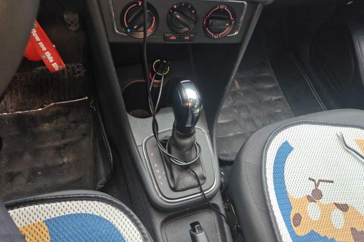 Used Volkswagen Polo 2014 1.4L Automatic Comfort Edition Gear Lever