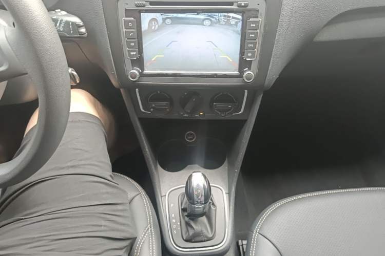 Used Volkswagen Polo 2014 1.4L Automatic Comfort Edition Gear Lever