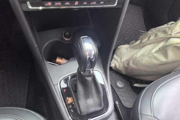 Used Volkswagen Polo 2014 1.6L Automatic Luxury Edition Gear Lever
