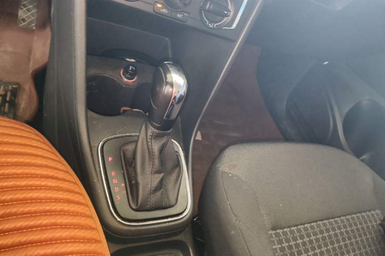 Used Volkswagen Polo 2014 1.6L Automatic Comfort Edition Gear Lever