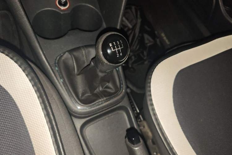 Used Volkswagen Polo 2014 1.4L Manual Comfort Edition Gear Lever