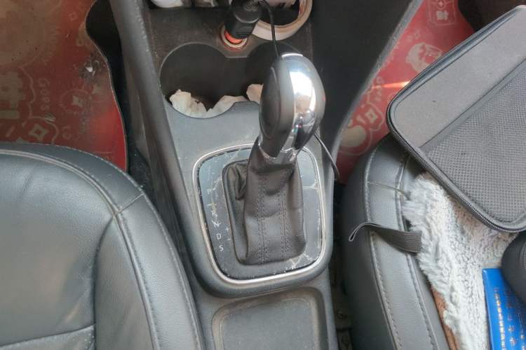 Used Volkswagen Polo 2014 1.6L Automatic Luxury Edition Gear Lever