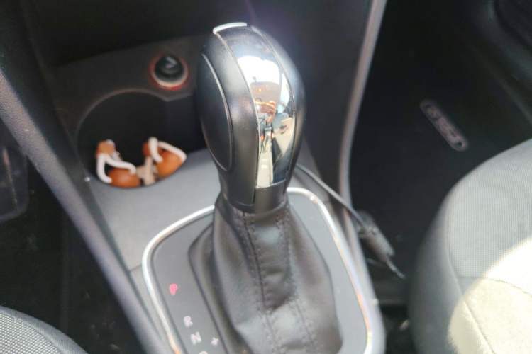 Used Volkswagen Polo 2014 1.6L Automatic Comfort Edition Gear Lever