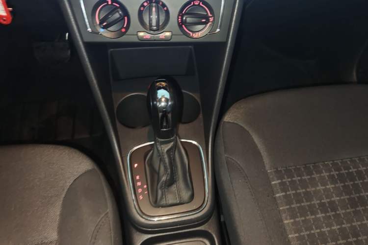 Used Volkswagen Polo 2014 1.6L Automatic Comfort Edition Gear Lever