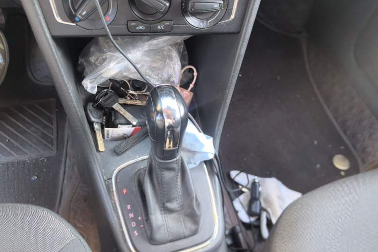 Used Volkswagen Polo 2014 1.4L Automatic Comfort Edition Gear Lever