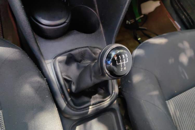 Used Volkswagen Polo 2014 1.4L Manual Fashion Edition Gear Lever