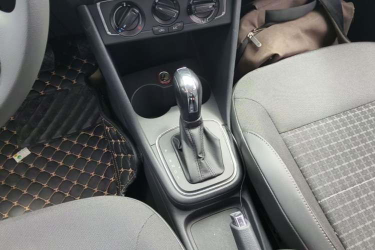 Used Volkswagen Polo 2014 1.6L Automatic Comfort Edition Gear Lever