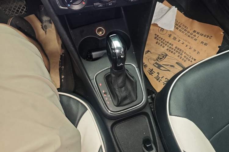 Used Volkswagen Polo 2014 1.6L Automatic Comfort Edition Gear Lever