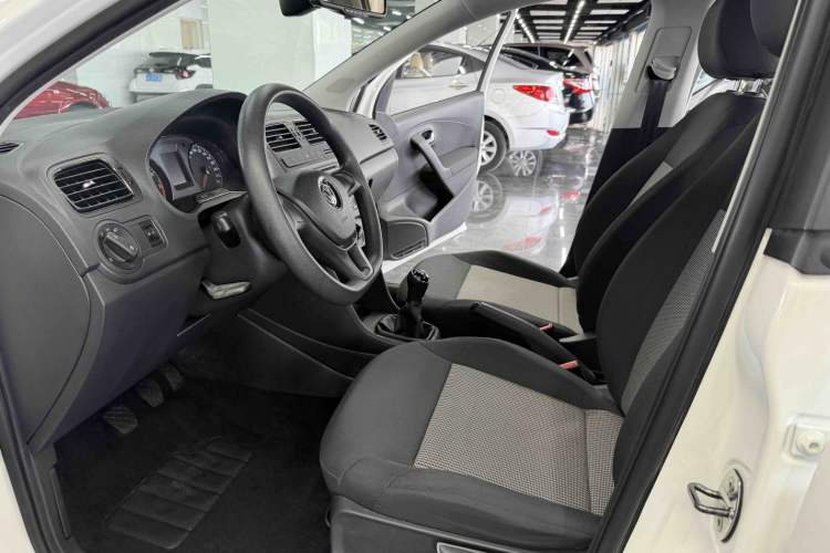 Used Volkswagen Polo 2014 1.4L Manual Fashion Edition Interior 1