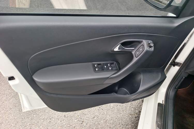 Used Volkswagen Polo 2014 1.4L Manual Comfort Edition Interior 2