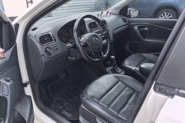 Used Volkswagen Polo 2014 1.6L Automatic Luxury Edition Interior 2