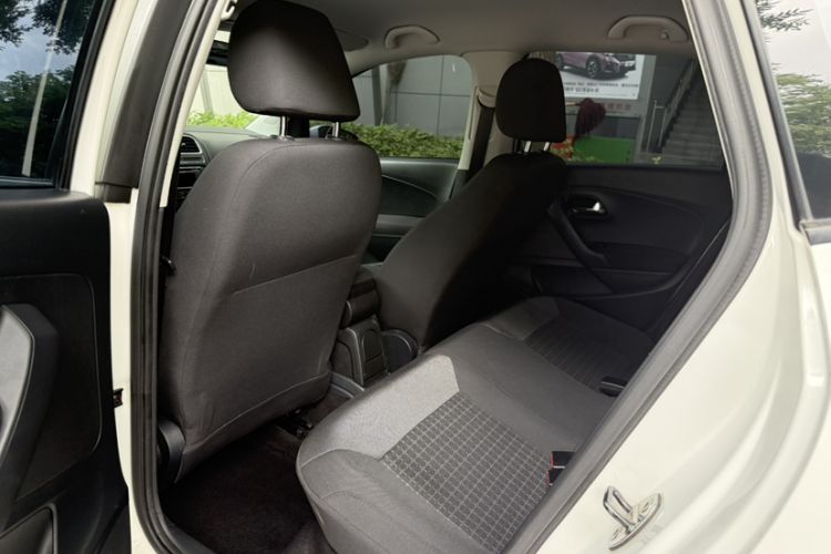 Used Volkswagen Polo 2014 1.6L Automatic Comfort Edition Interior 2
