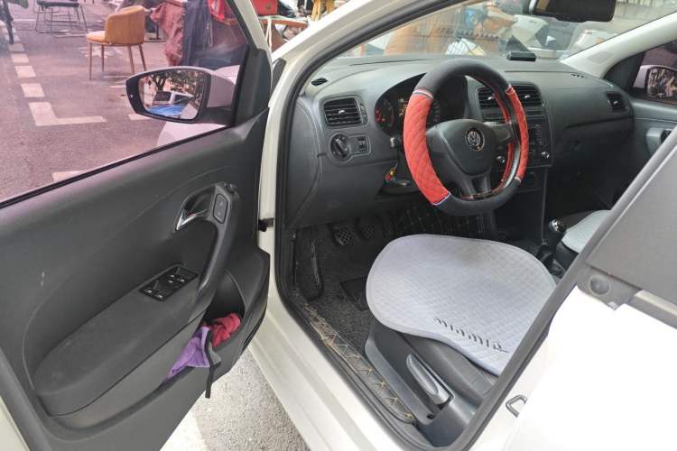 Used Volkswagen Polo 2014 1.4L Manual Fashion Edition Interior 3