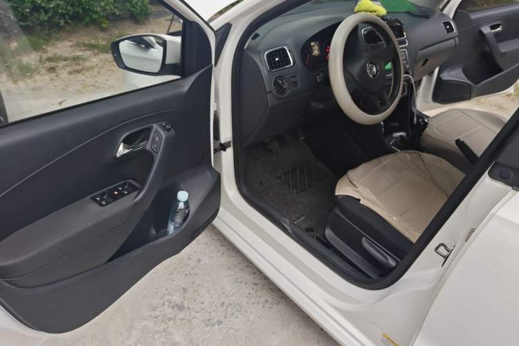 Used Volkswagen Polo 2014 1.4L Manual Comfort Edition Interior 3