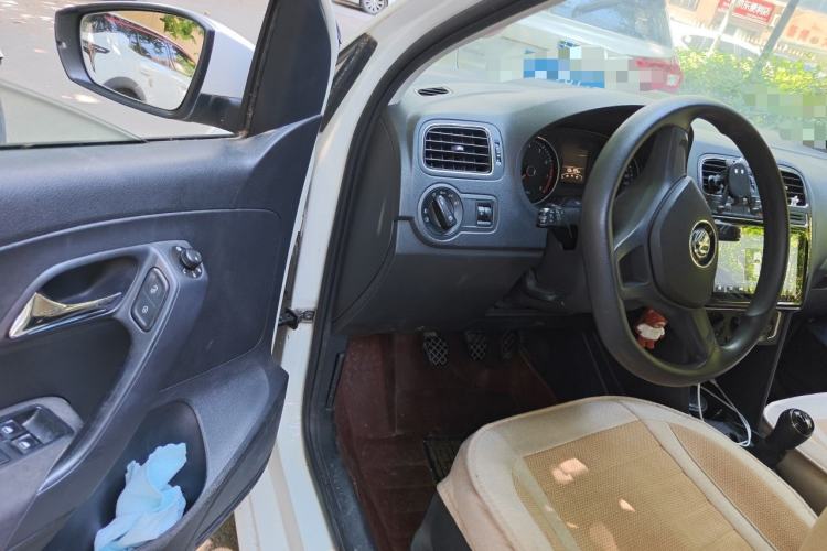 Used Volkswagen Polo 2014 1.6L Manual Comfort Edition Interior 3