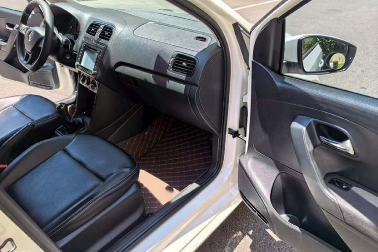 Used Volkswagen Polo 2014 1.4L Manual Fashion Edition Interior 4