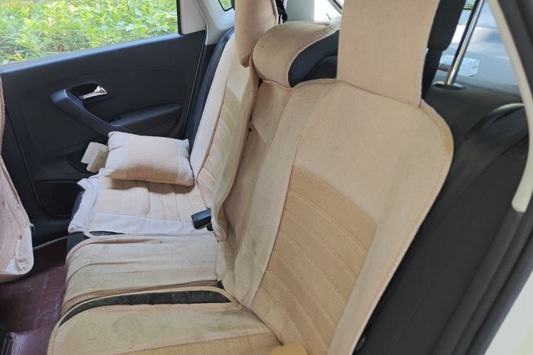 Used Volkswagen Polo 2014 1.6L Manual Comfort Edition Interior 4