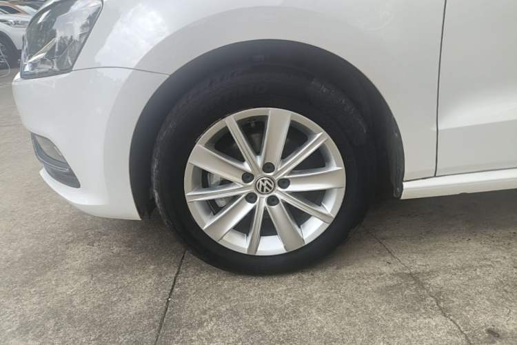 Used Volkswagen Polo 2014 1.6L Automatic Comfort Edition Left Front Wheel Hub