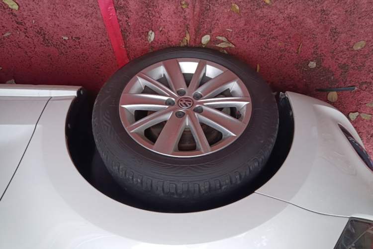 Used Volkswagen Polo 2014 1.6L Automatic Comfort Edition Left Front Wheel Hub