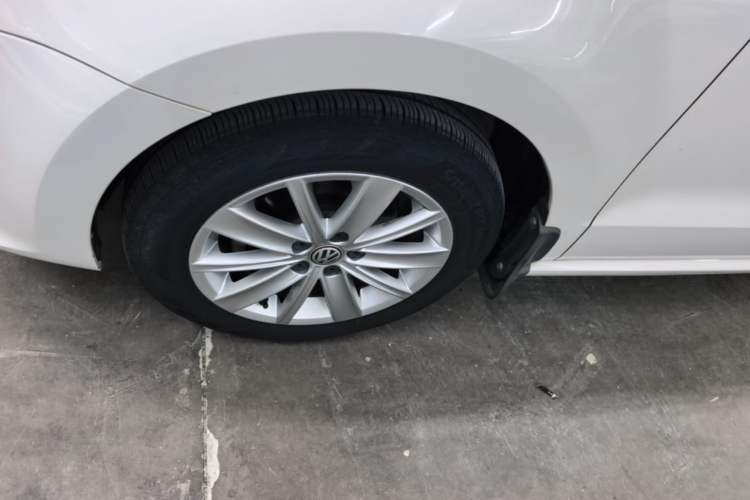 Used Volkswagen Polo 2014 1.6L Automatic Comfort Edition Left Front Wheel Hub