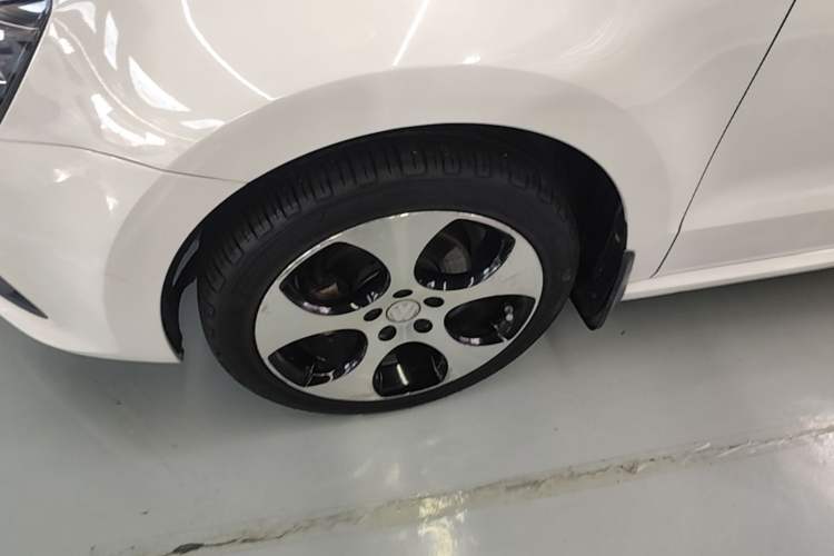 Used Volkswagen Polo 2014 1.4L Manual Fashion Edition Left Front Wheel Hub